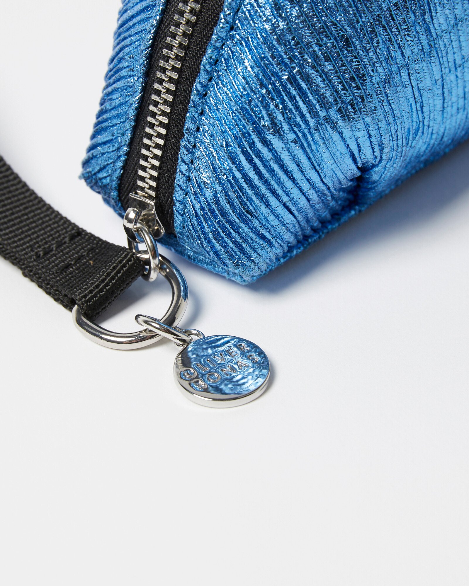 Rae Crinkle Zipped Pouches | Oliver Bonas