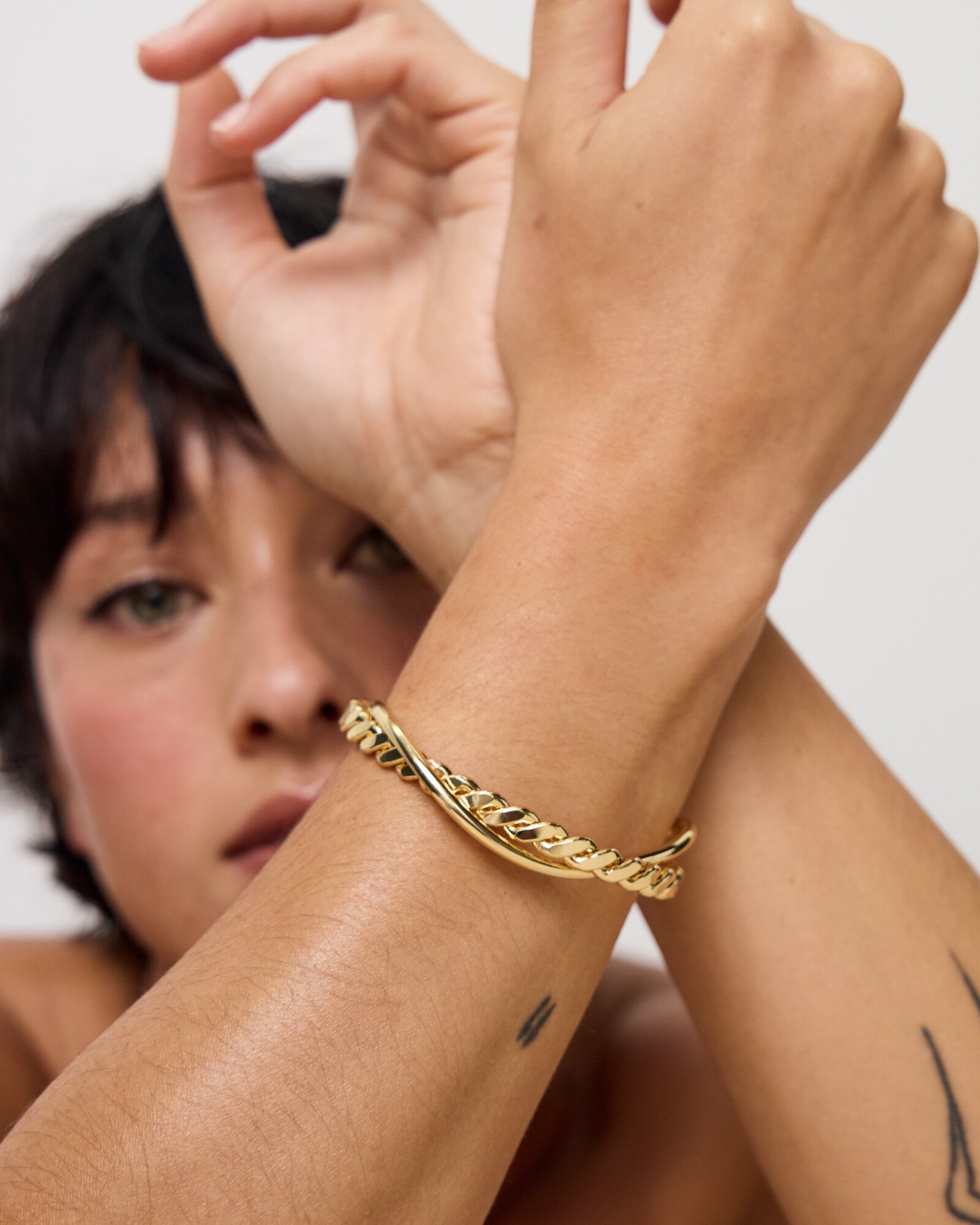 JULY/NINE GRACE BANGLE/SV Jessie Twisted Cross Over Gold Tone