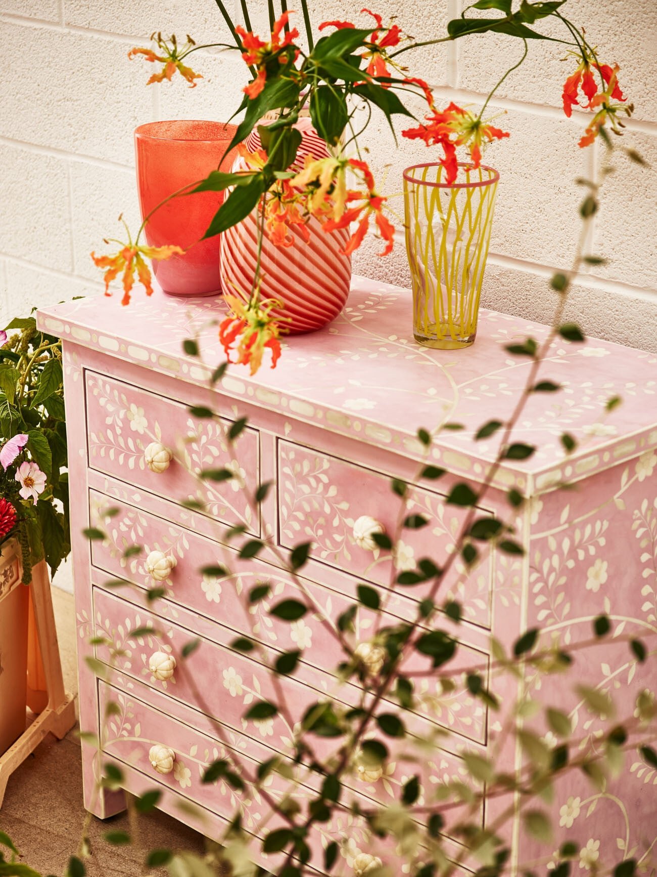 Katie VIRGIN UP drawers ピンクフラワー Lohko Lilac Floral Inlay Chest of Drawers | Oliver Bonas