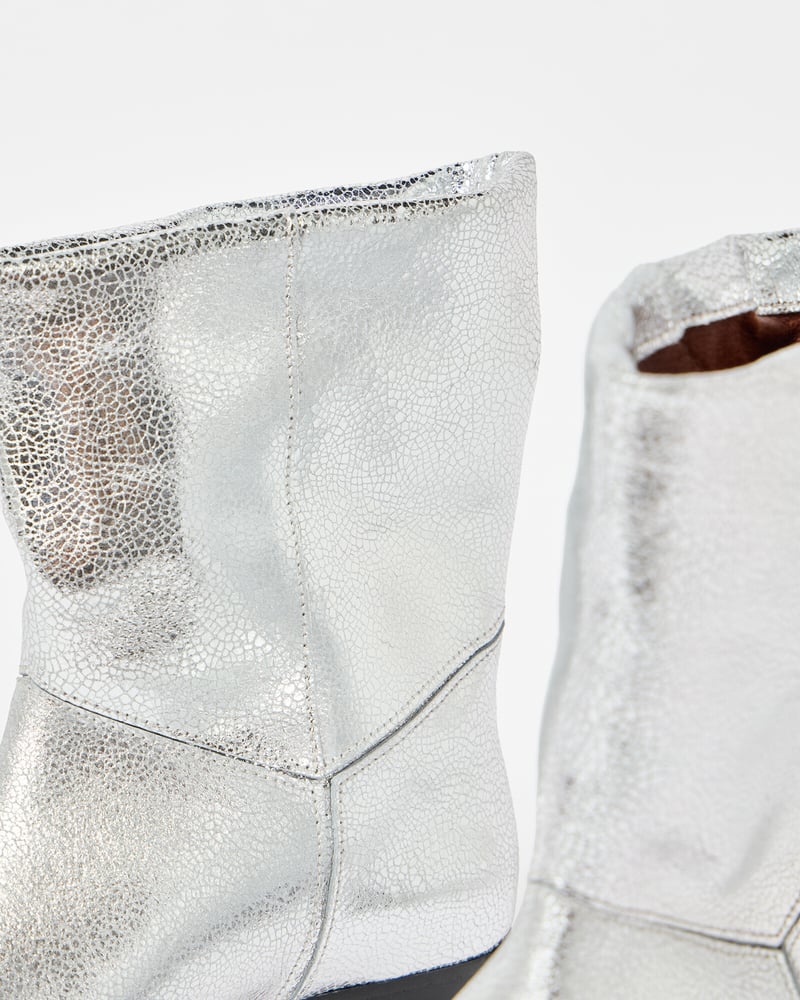 Anonymous Copenhagen Jassi 20 Silver Crackle Leather Boots