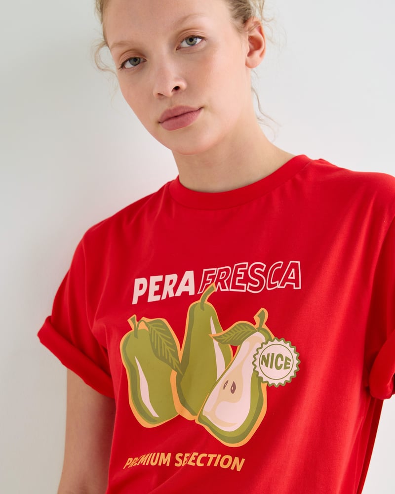Red Pera Fresca Cotton Graphic T-Shirt