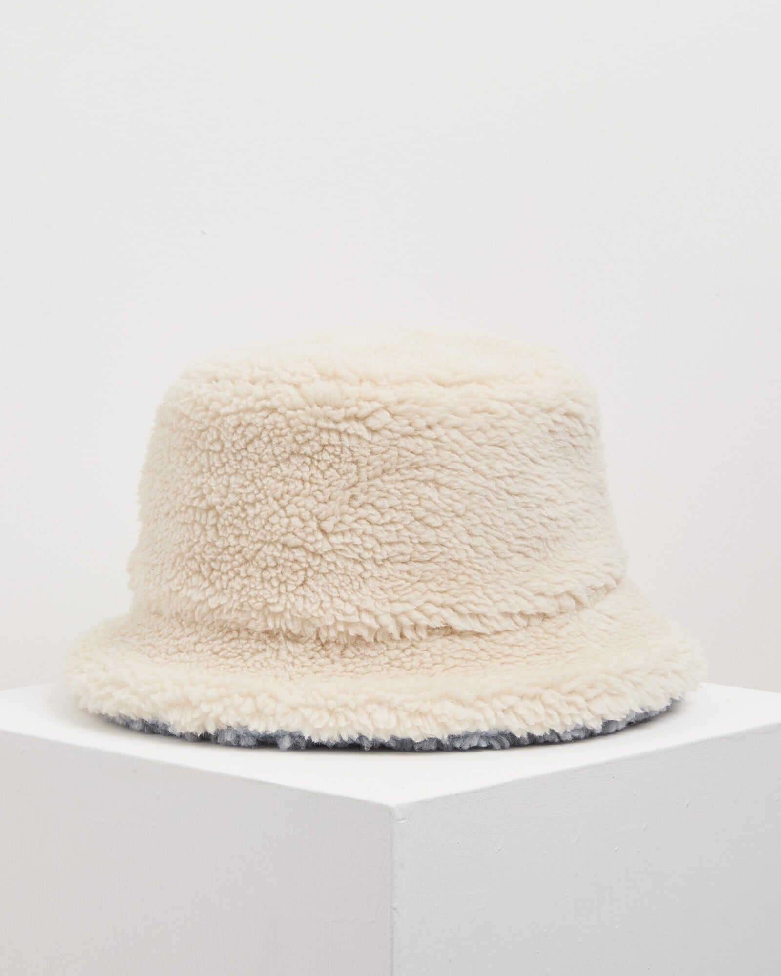 Soft Borg White Bucket Hat | Oliver 