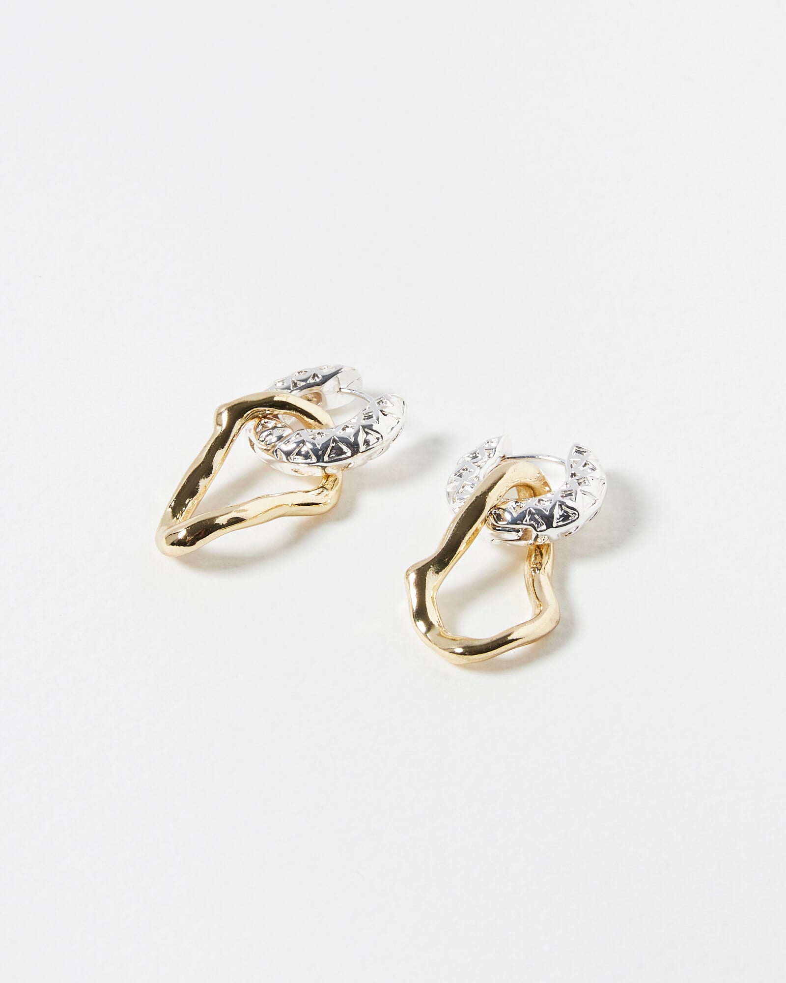 Interlocked Rings Earrings in Gold