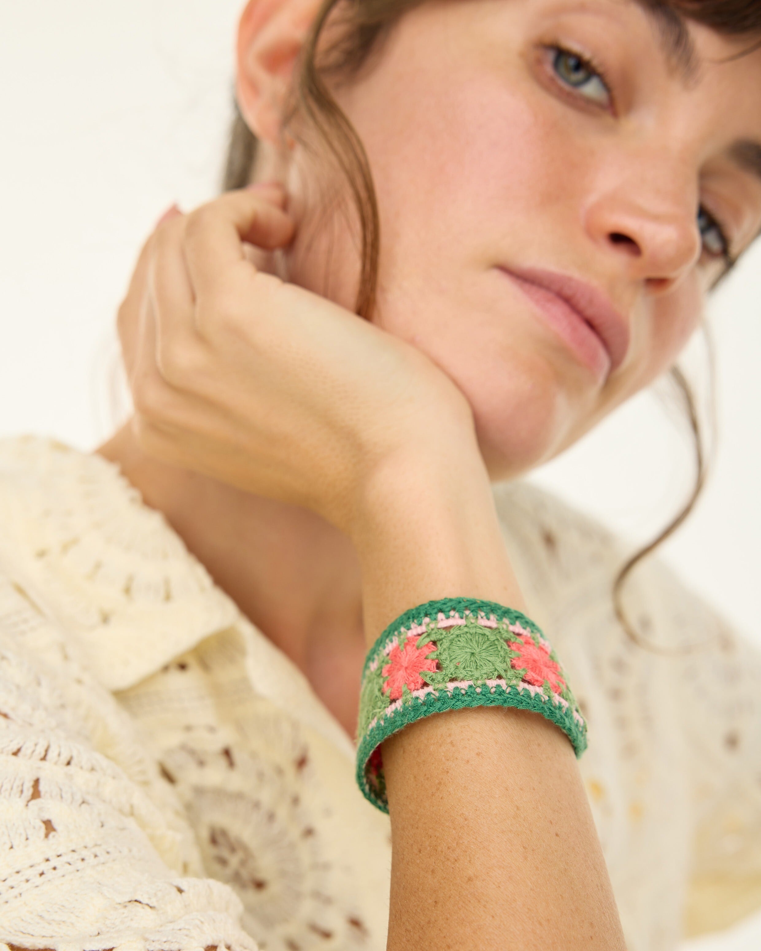 【美品】フミエタナカ　clear yarn bracelet Gemma Pink & Green Crochet Bracelet | Oliver Bonas